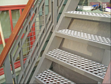 China Anti - a chapa metálica decorativa de derrapagem almofada passos de escada perfurados do metal fornecedor
